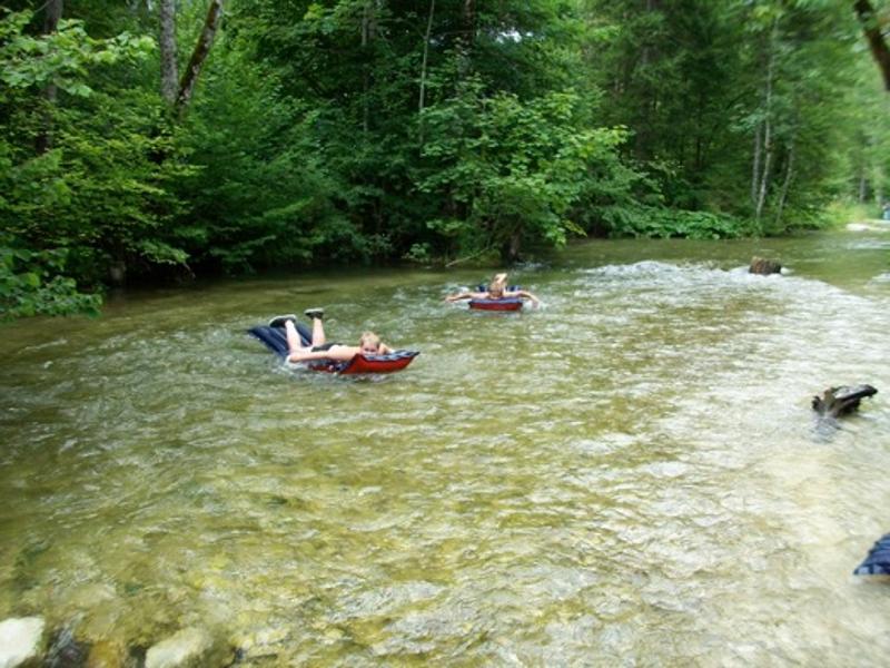 Bei einer wilden Matratzenfahrt im Outdoor-Camp haben die Kinder im Fluss eine Menge Spaß