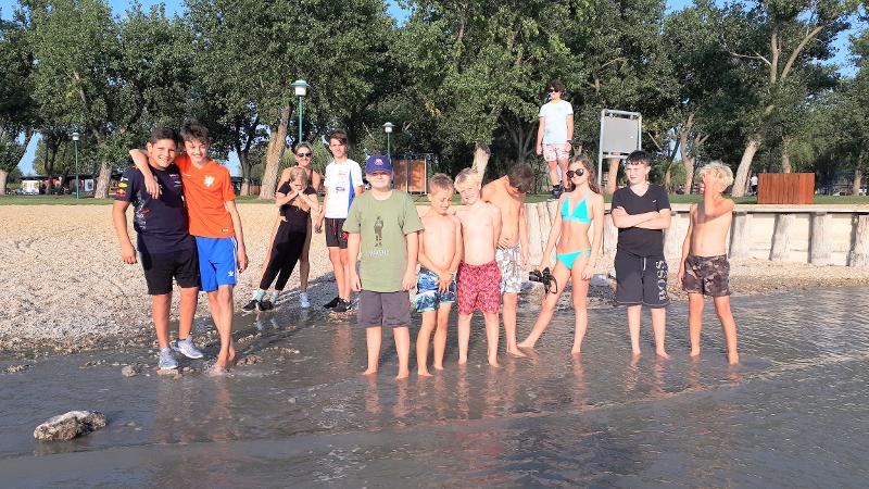 Teilnehmer eines Racing-Camps stehen am Wasser