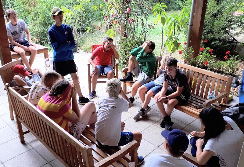 Teilnehmer eines Racing-Camps spielen Gruppenspiele