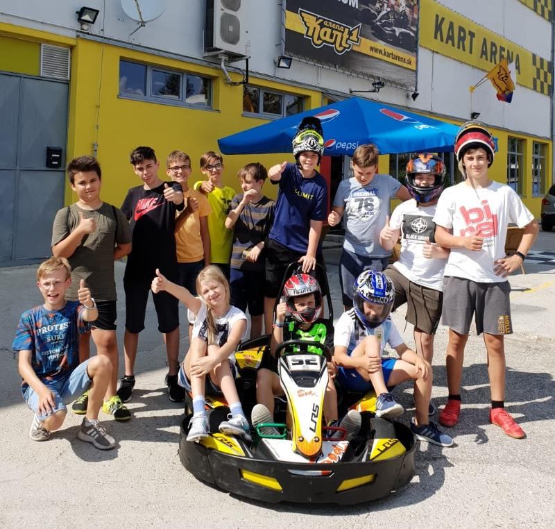 Teilnehmer eines Racing-Camps fahren Kart