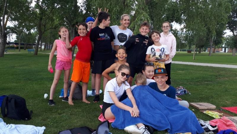 Teilnehmer eines Racing-Camps machen ein Gruppenfoto