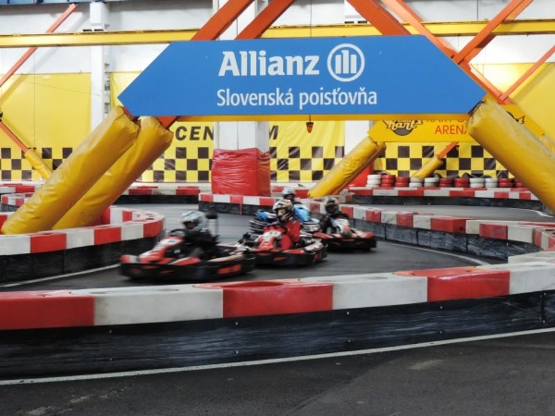 Die Kinder des Race-Car-Camps fahren Rennen