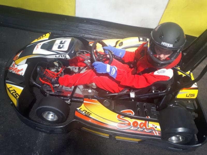 Ein Junge des Race-Car-Camps sitzt im Kart