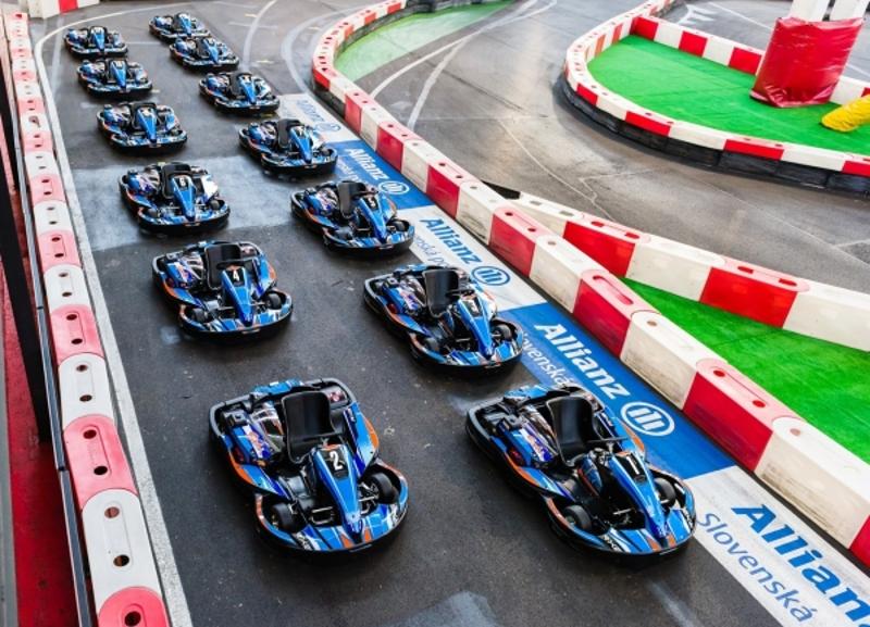Teilnehmer eines Racing-Camps fahren Kart