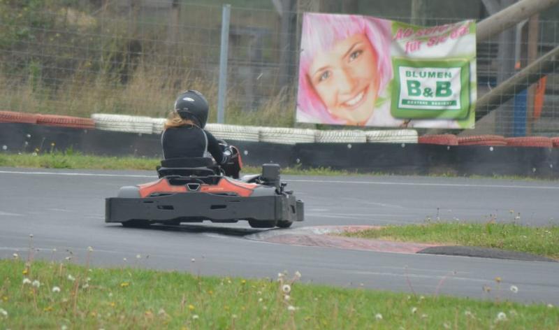 Teilnehmer eines Racing-Camps fahren um die Kurven