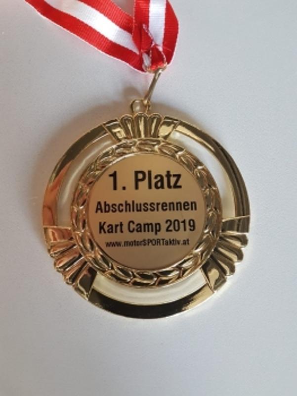 Teilnehmer eines Racing-Camps bekommen Medaillen