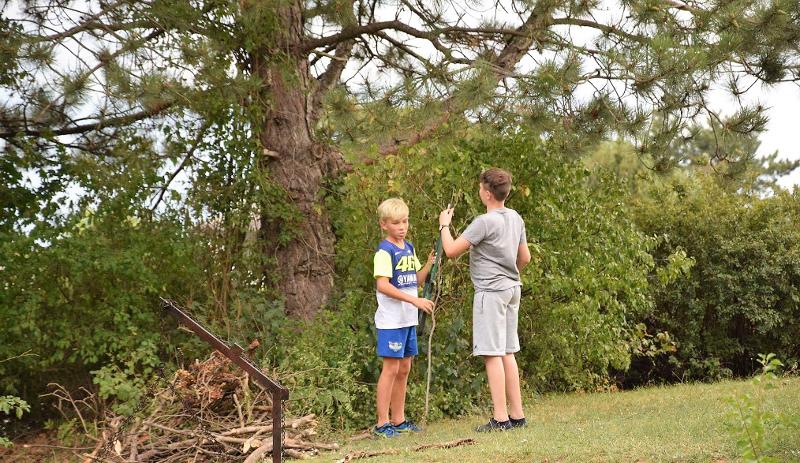 Teilnehmer eines Racing-Camps sind im Wald