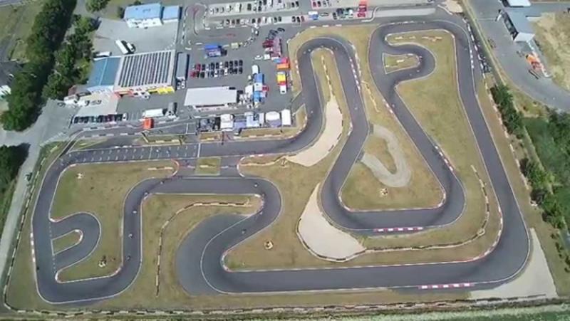 Teilnehmer eines Racing-Camps haben eine Rennstrecke