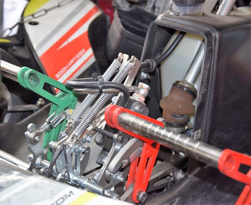 Teilnehmer eines Racing-Camps machen einen Boxen Stopp