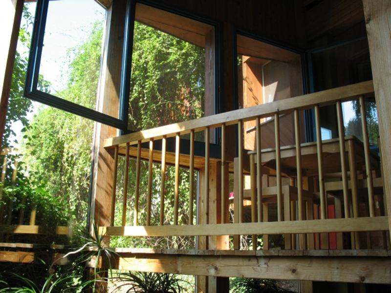Teilnehmer eines Racing-Camps sitzen im Haus