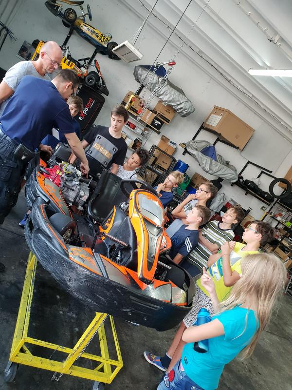 Teilnehmer eines Racing-Camps lernen Karts kennen