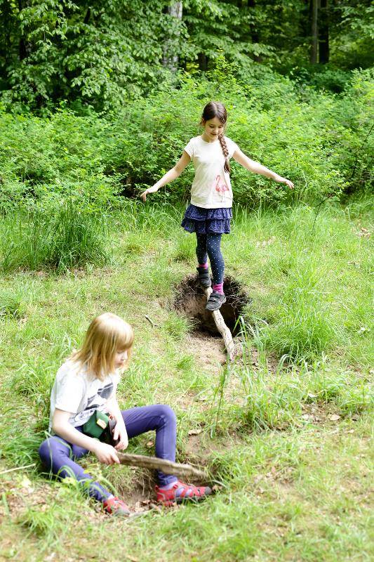 Im Zeltcamp üben Mädchen balancieren bei Survival Workshops