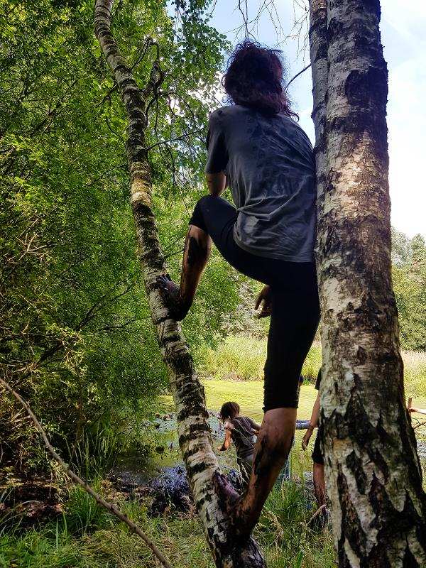 Bei einem Zeltcamp lernen Kinder Outdoor Techniken
