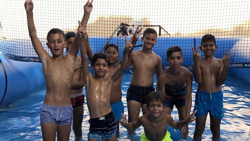 Jungs eines Ferien Fußballcamps sind im Pool