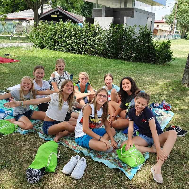 Die Jugendlichen der Jugendherbergen Sprachreisen sitzen auf einer Decke in der Wiese
