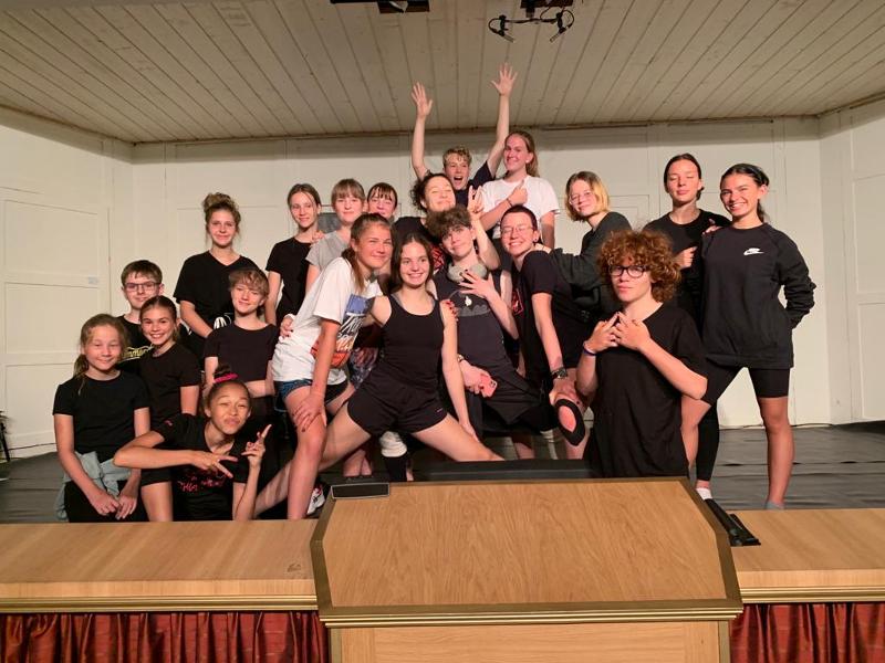 Kinder eines Theatersprachcamps machen ein Gruppenfoto