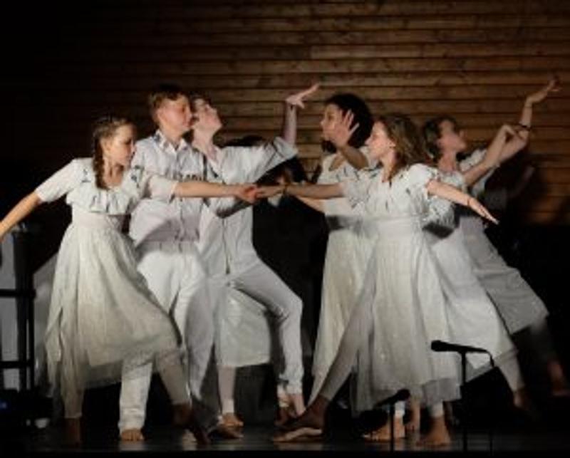 Eine Gruppe Jugendliche führen im Theatersprachcamp ein Stück auf