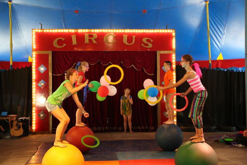 Kinder des Zirkus-Camps haben eine Aufführung