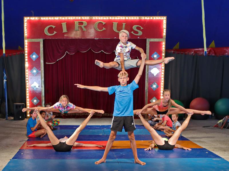 Teilnehmer vom Zirkus-Camp bei einer Aufführung
