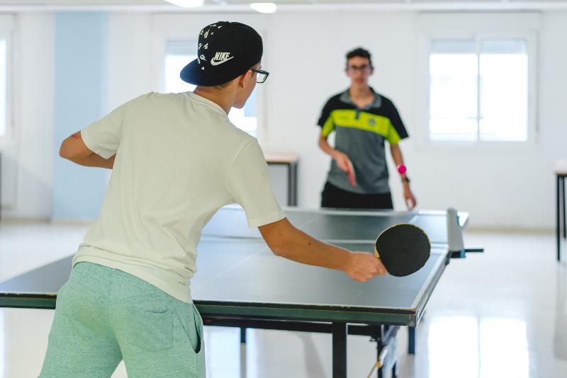 Kinder der Sprachreise Spanisch günstig spielen Tischtennis