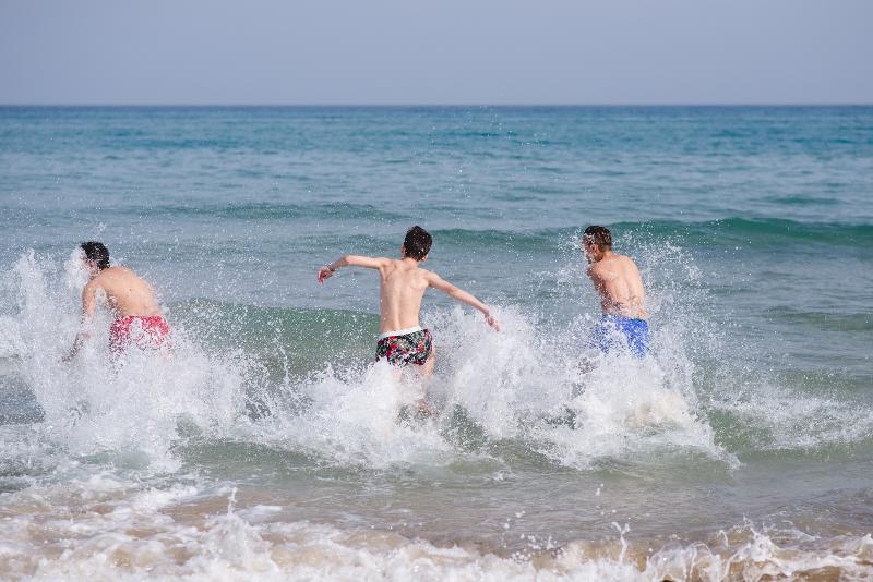 Jungs der Sprachferien Spanisch rennen ins Meer