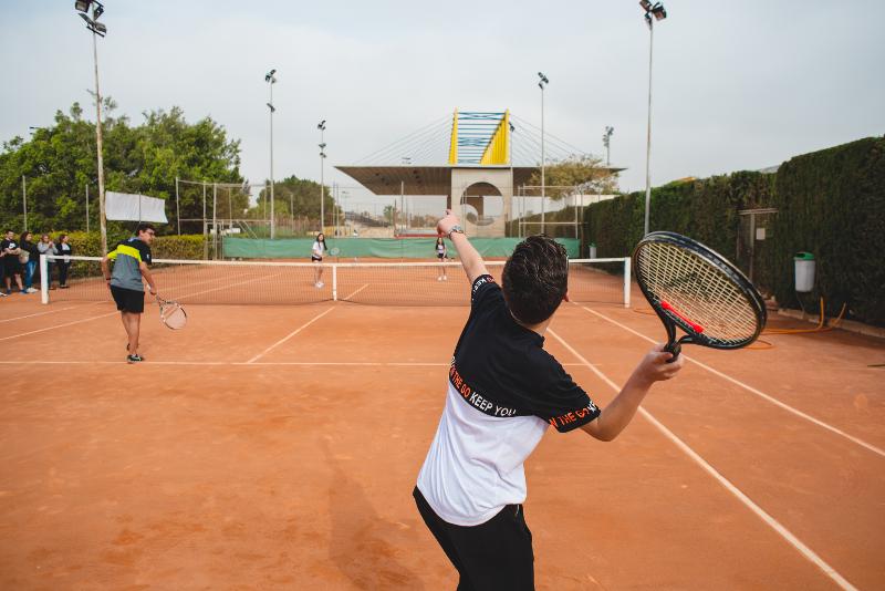 In den Sprachferien Spanisch spielen Jungs Tennis