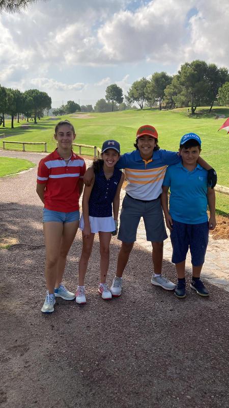 Freunde stehen auf einem Golfplatz auf Sprachreise Spanien Schüler nebeneinander
