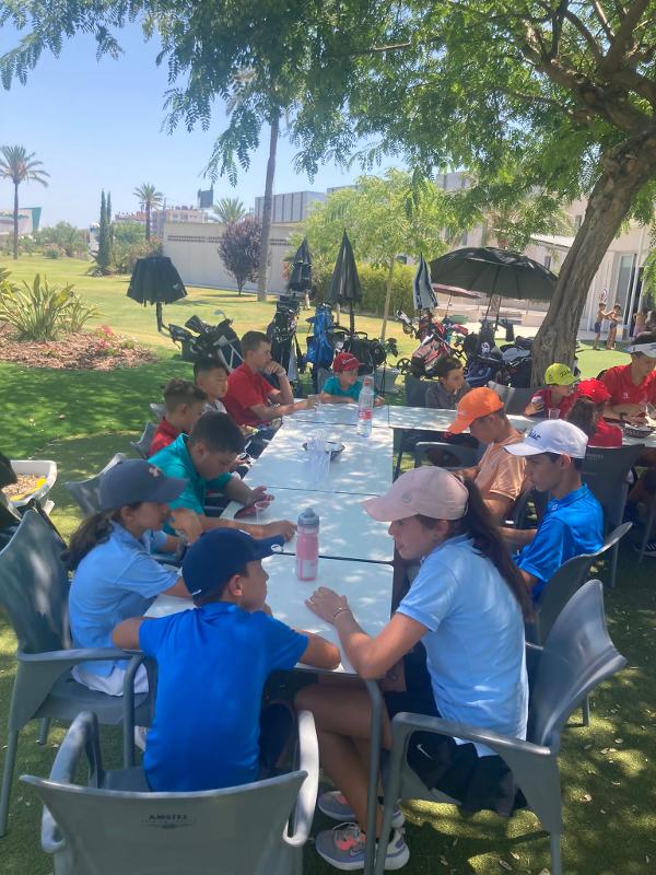 Teilnehmer der Sprachreise Spanien Schüler sitzen an einem Tisch nach dem Golfen