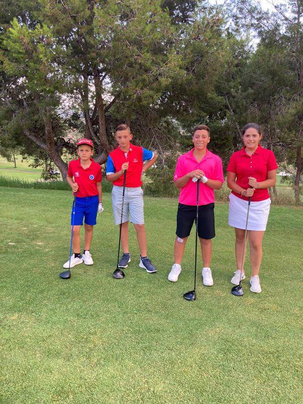 Freunde spielen auf Spanien Sprachreise gemeinsam Golf