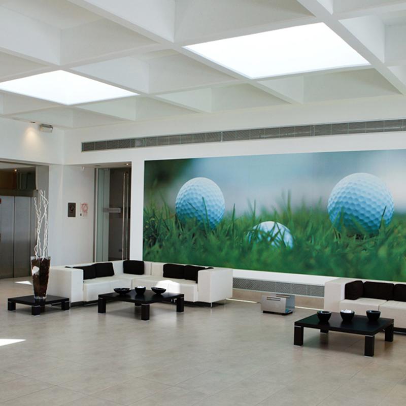 Die Lounge vom Golfclub der Sprachreise Spanien Schüler verfügt über einige Möbel