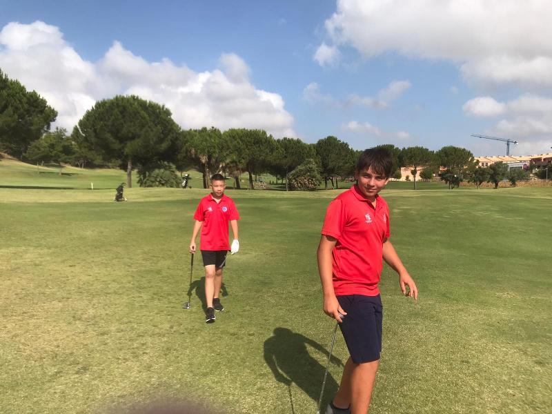 Zwei Jungs laufen auf Sprachreise Spanien für Schüler über den Golfplatz