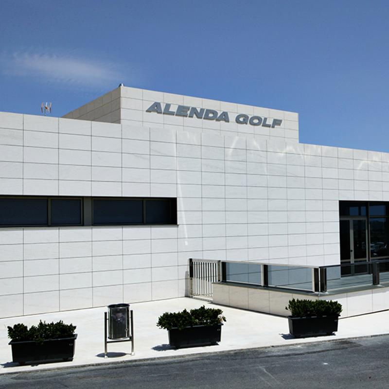 Der Eingang vom Golfplatz der Sprachreise Spanien 1 Woche ist ein großes helles Gebäude