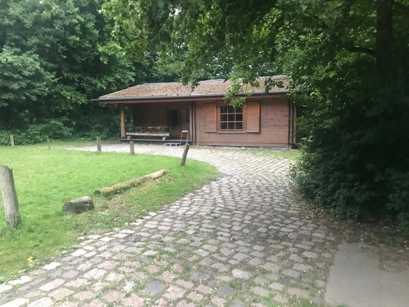 Ein braunes Holzhaus bei einem Feriencamp Hannover