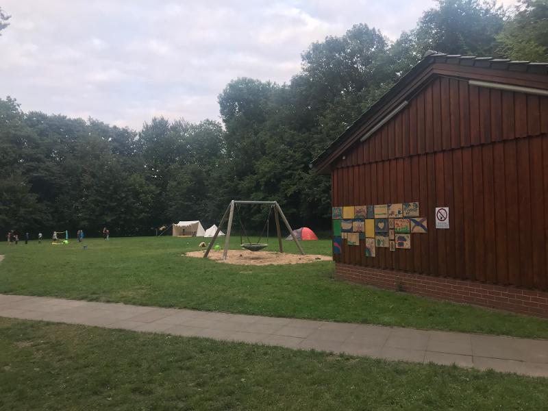 Ein Spielplatz mit einem Holzhaus einer Ferienfreizeit Hannover