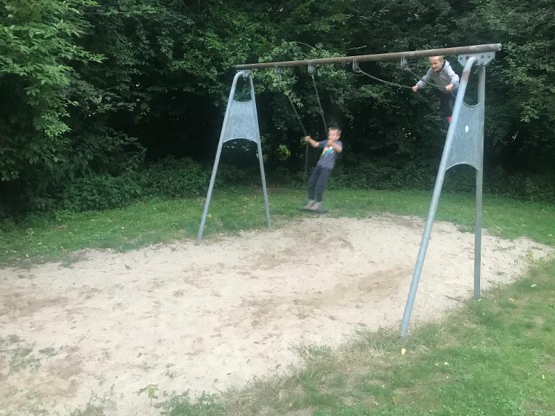 Ein Junge schaukelt im Feriencamp Hannover hoch