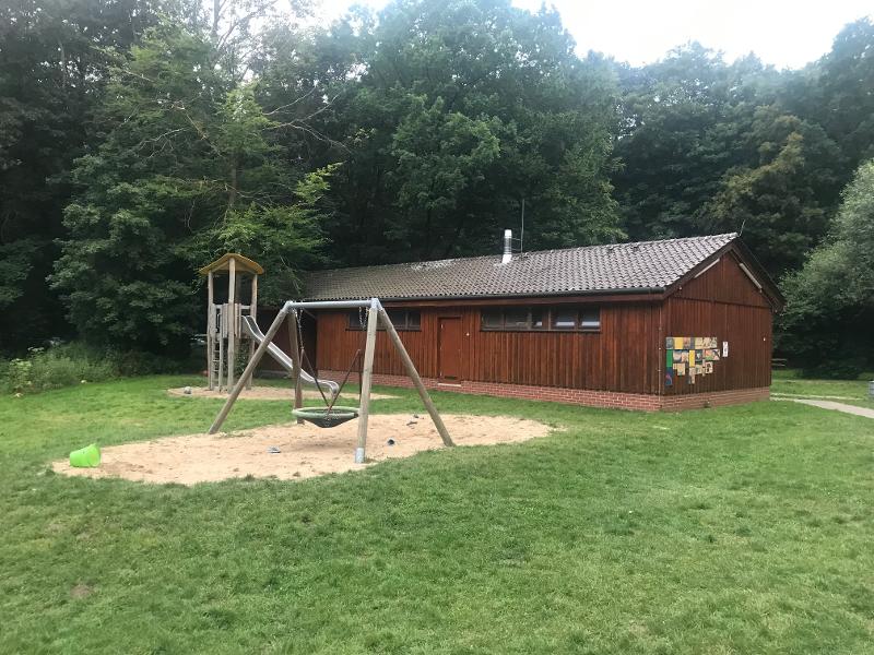 Spielplatz mit Nestschaukel und Rutsche einer Ferienfreizeit Hannover 