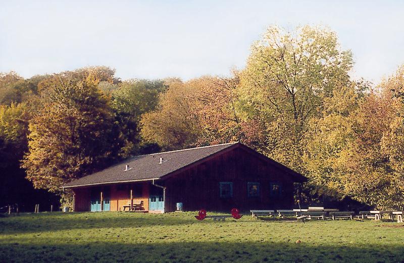 Eine Unterkunft einer Ferienfreizeit Hannover in der Sonne von außen