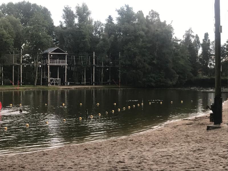 Ein See liegt im Sportcamp direkt an einem Klettergarten