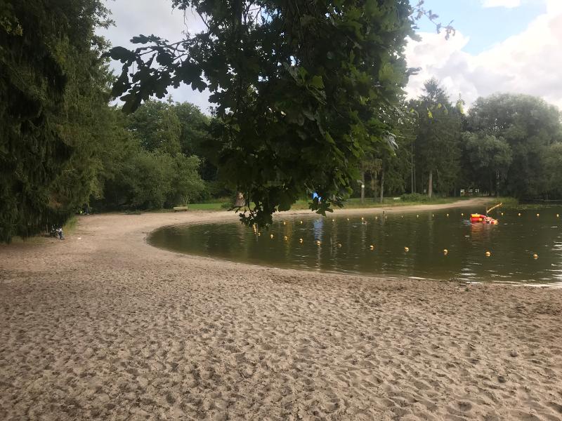 Der Strand im Sportcamp liegt an einem See