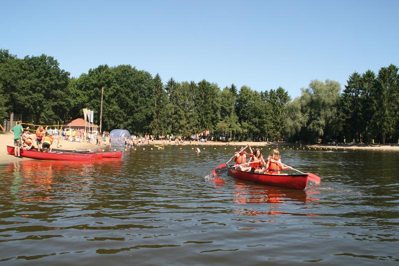 Die Teilnehmer vom Sportcamp unternehmen eine Bootsfahrt auf dem See