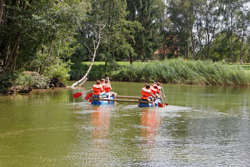 Die Teilnehmer vom Sportcamp veranstalten eine Floßfahrt
