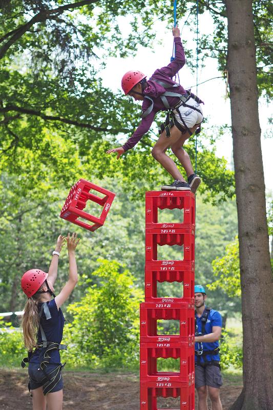 Die Kinder im Sportcamp haben Spaß beim Kistenklettern
