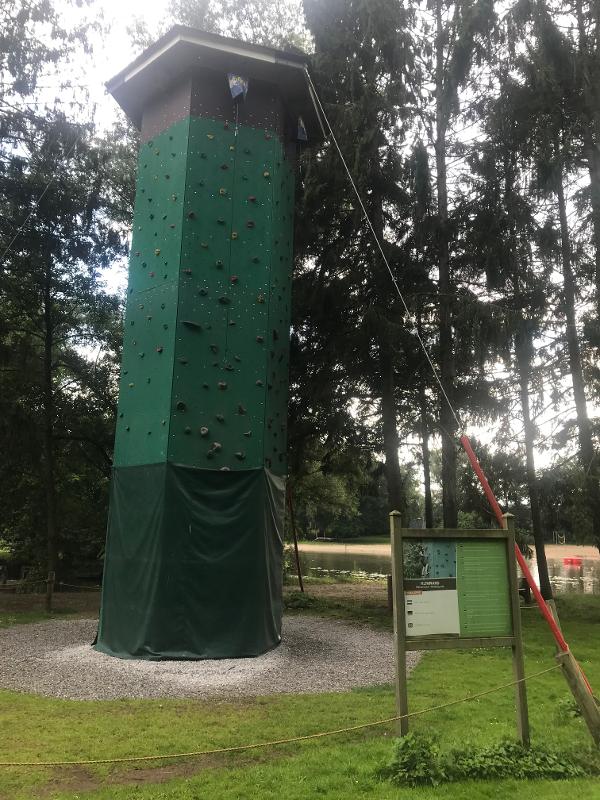 Ein Kletterturm steht den Kindern im Sportcamp auch zur Verfügung