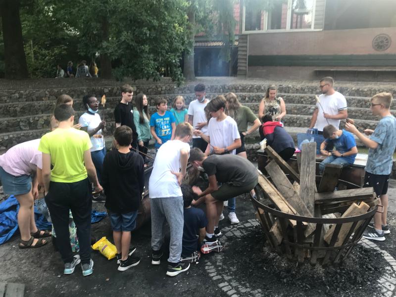 Die Kinder stehen im Sportcamp am Lagerfeuerplatz