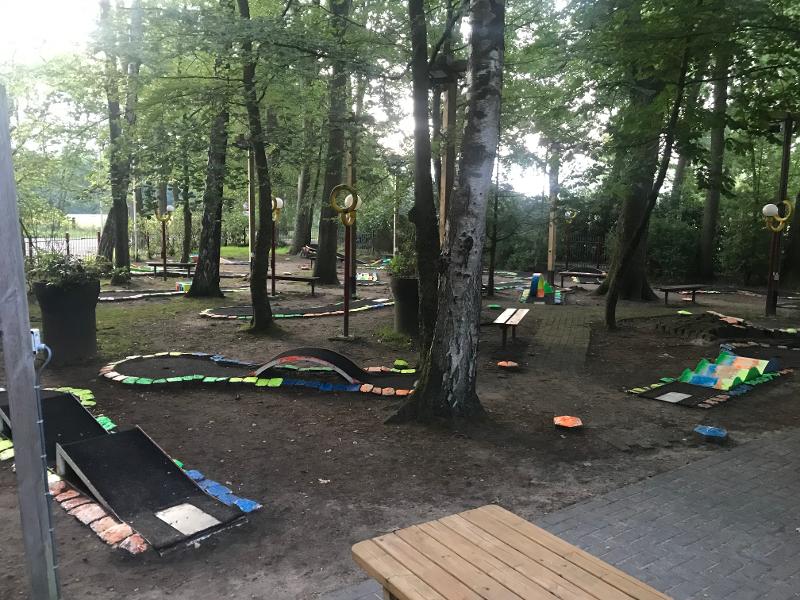 Auch bei Tag sieht die Neon-Minigolfanlage vom Sportcamp einladend aus