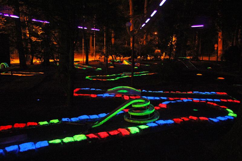 Bei Nacht leuchtet die Minigolfanlage im Sportcamp in vielen Farben