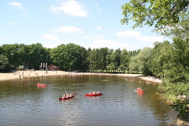 Der See wird von den Teilnehmern im Sportcamp zum Boot fahren genutzt