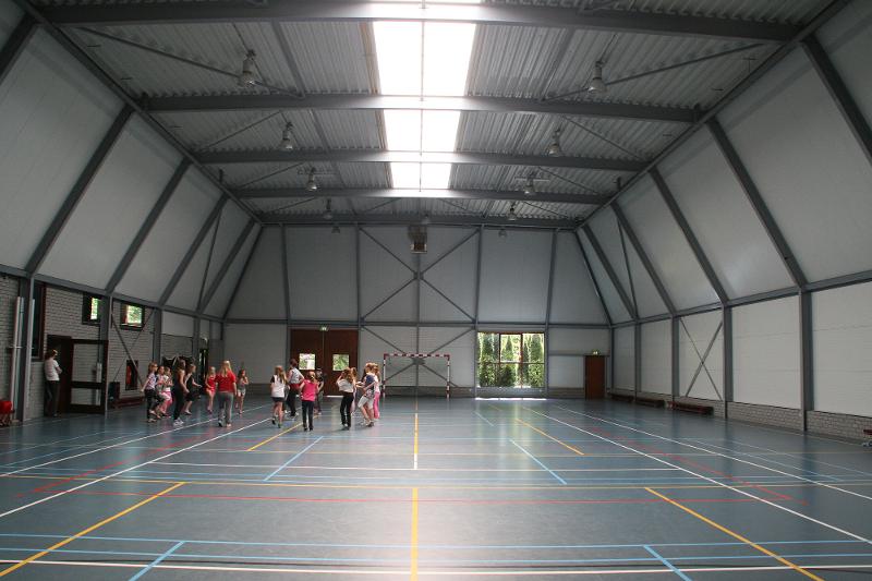 Die Kinder wärmen sich im Sportcamp in der Sporthalle auf