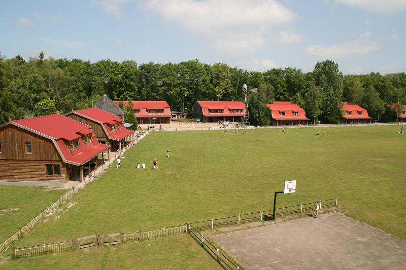 Ein großer Sportplatz steht den Kinder im Sportcamp zur Verfügung