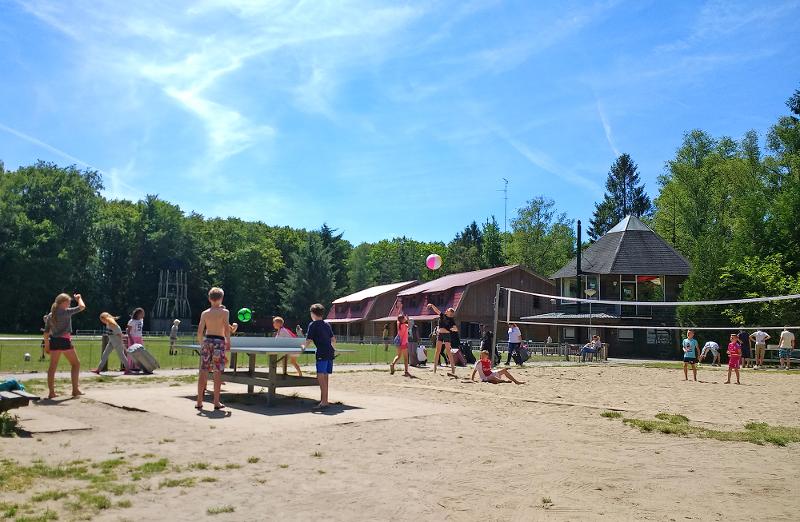 Die Kinder im Sportcamp spielen Tischtennis und Beachvolleyball